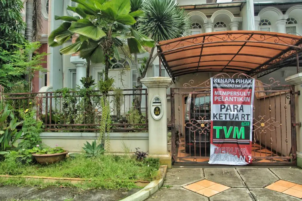 Warga Tuntut Kelurahan...
