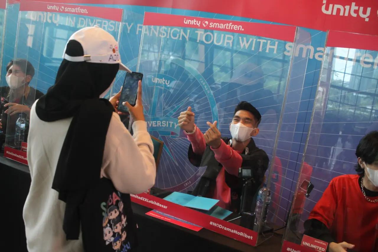 Smartfren Ajak UN1TY...