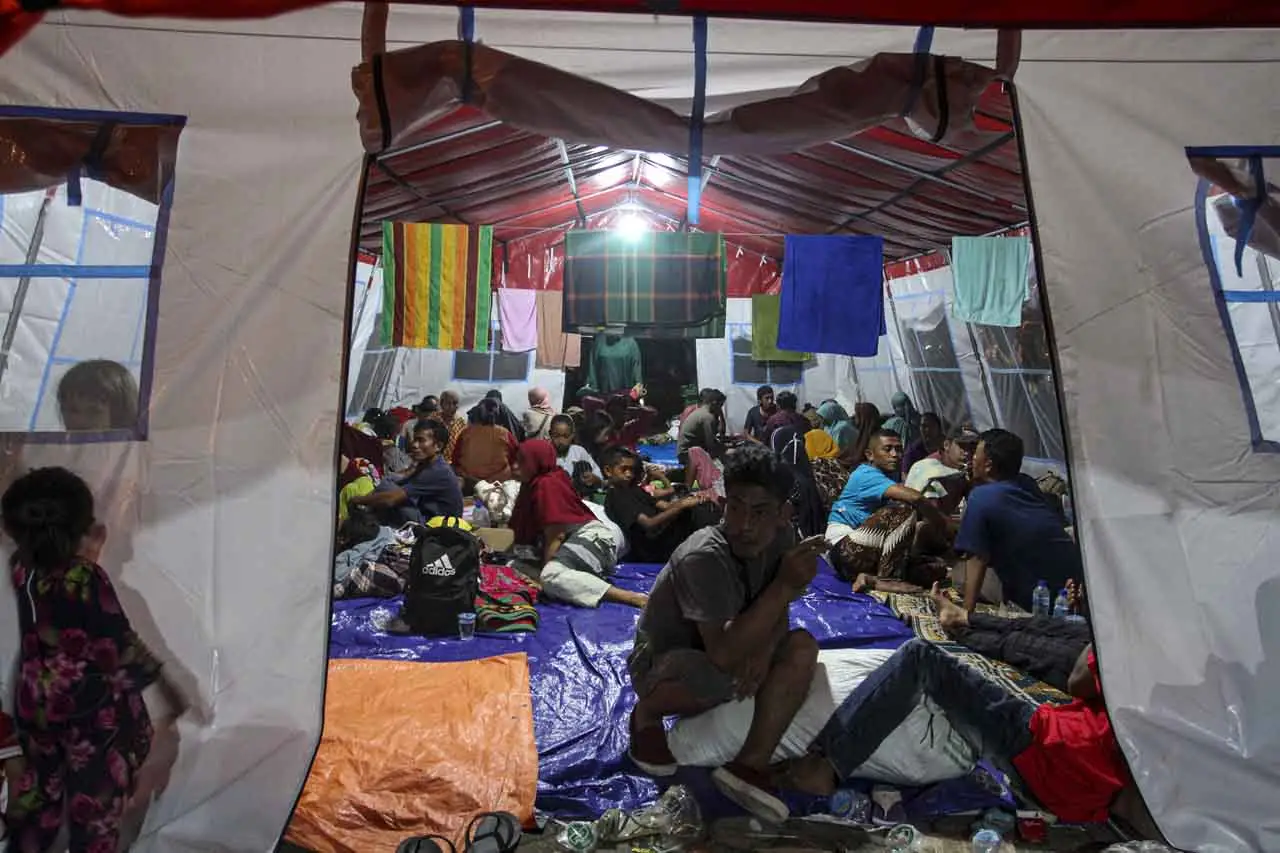 Korban Gempa Mengungsi...