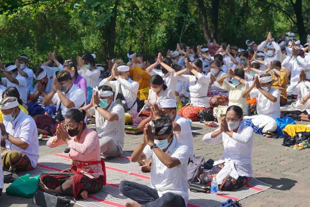 Umat Hindu Khidmat Ikuti...