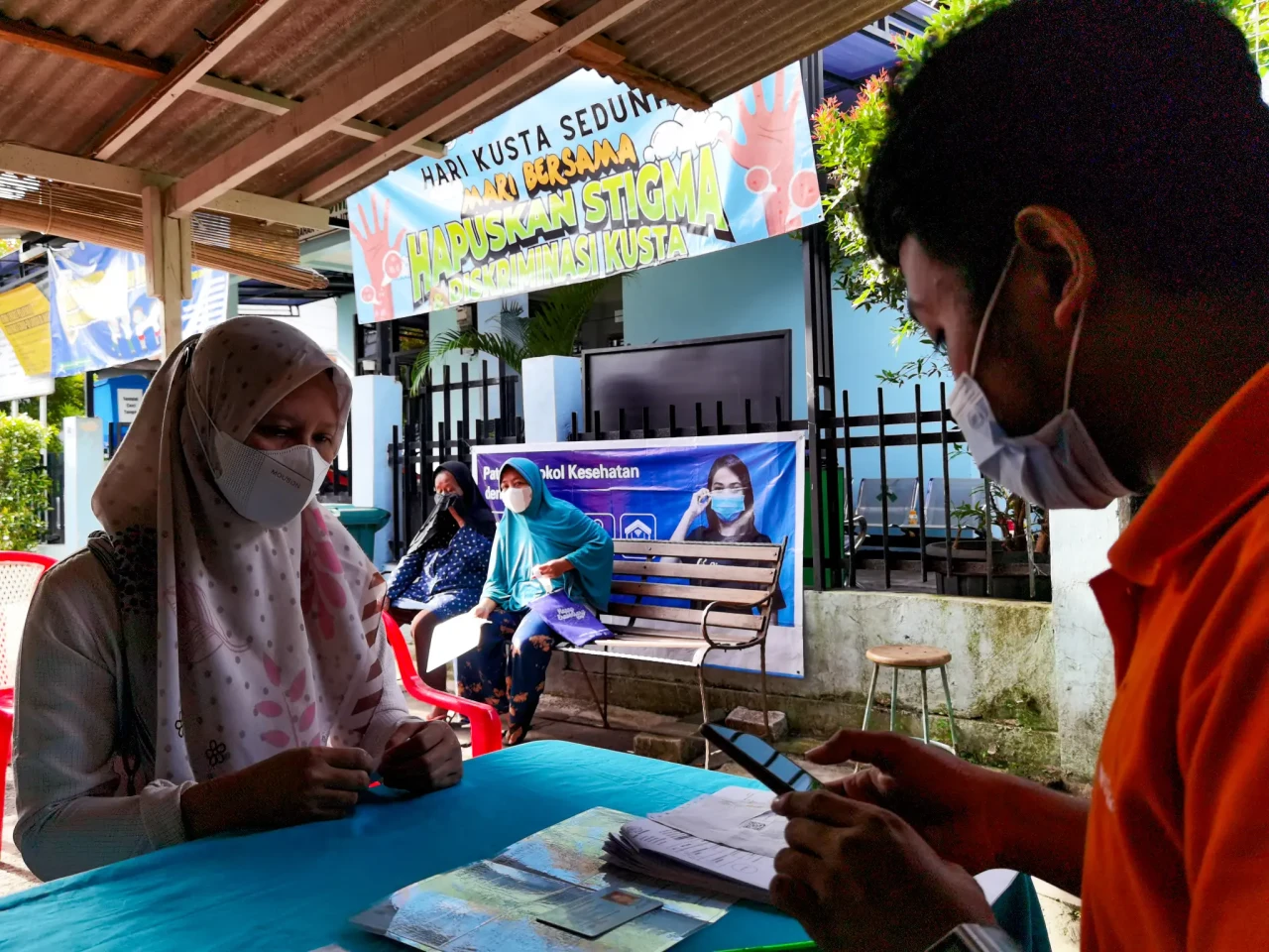 Warga Terima Bantuan...