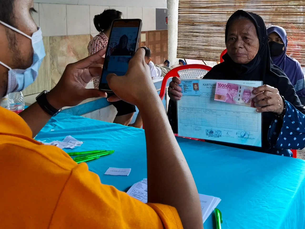 Warga Terima Bantuan...