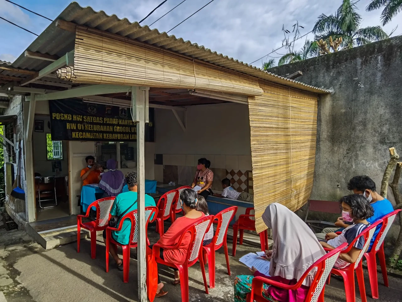 Warga Terima Bantuan...