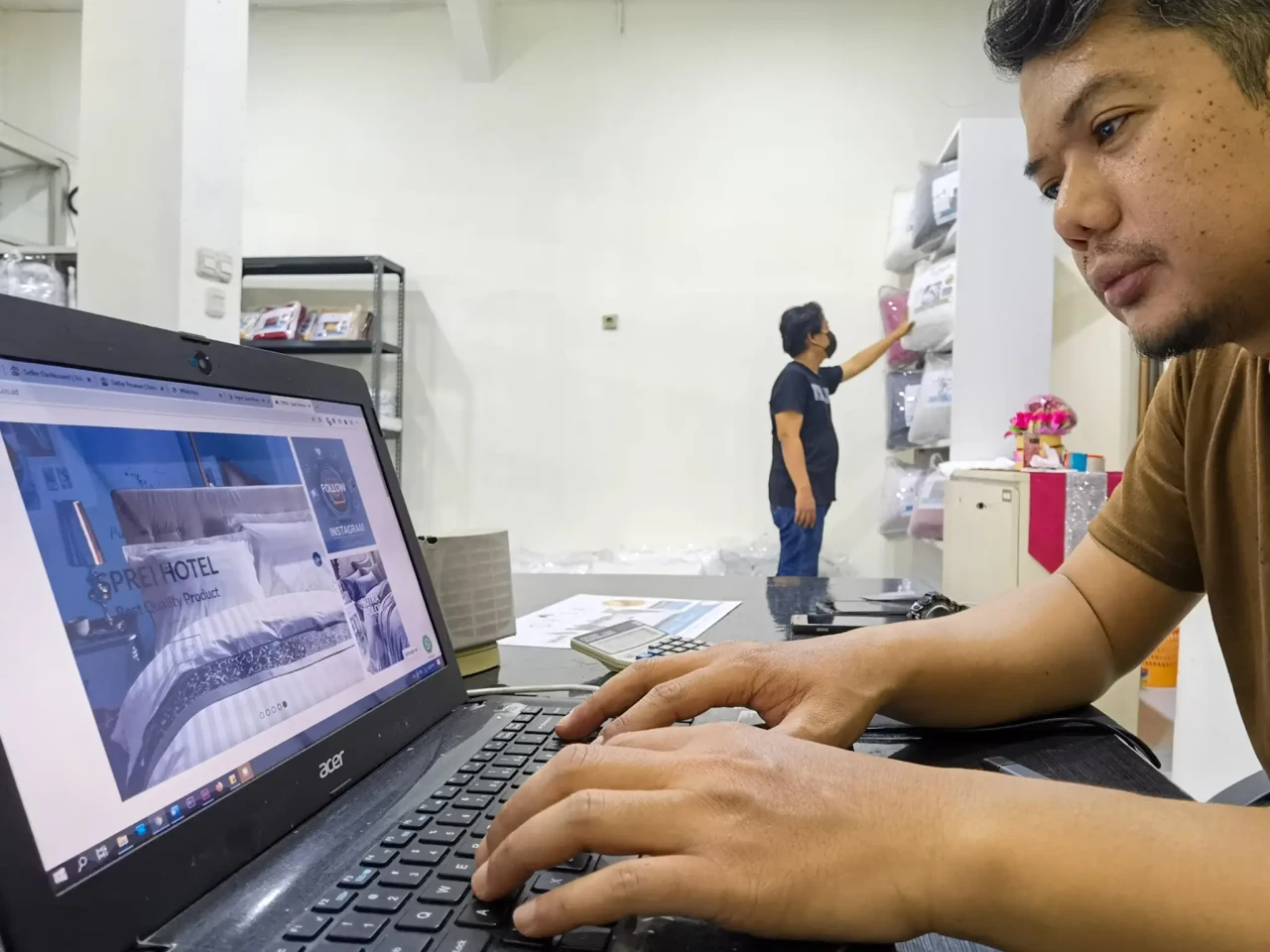 Konsumen Belanja Online...