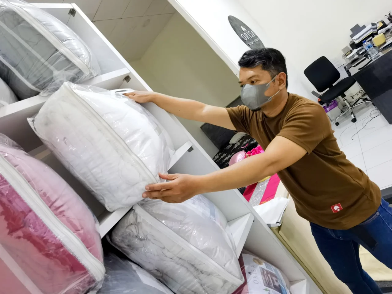 Konsumen Belanja Online...