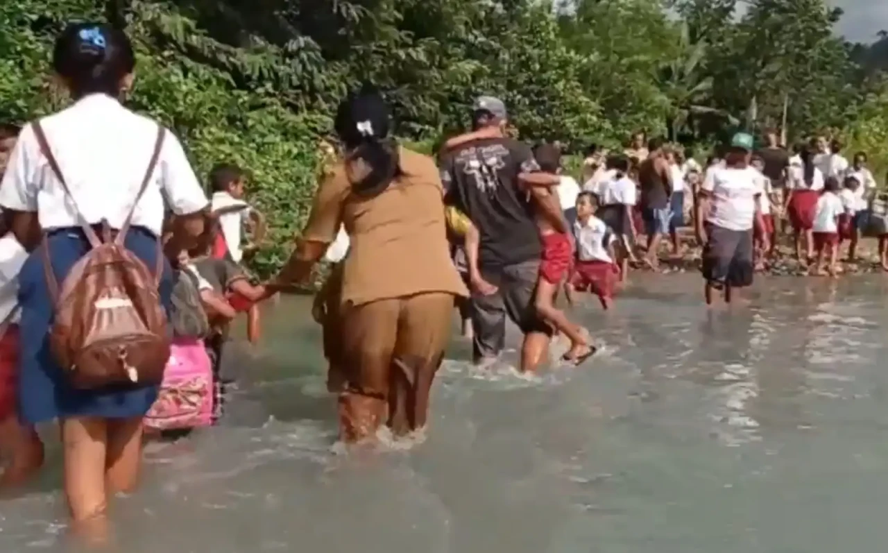Bertaruh Nyawa Menyeberangi...