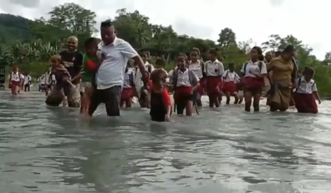 Bertaruh Nyawa Menyeberangi...