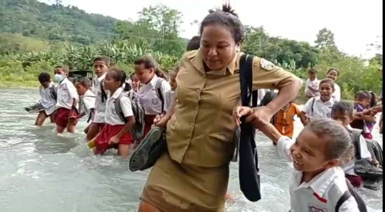 Bertaruh Nyawa Menyeberangi...