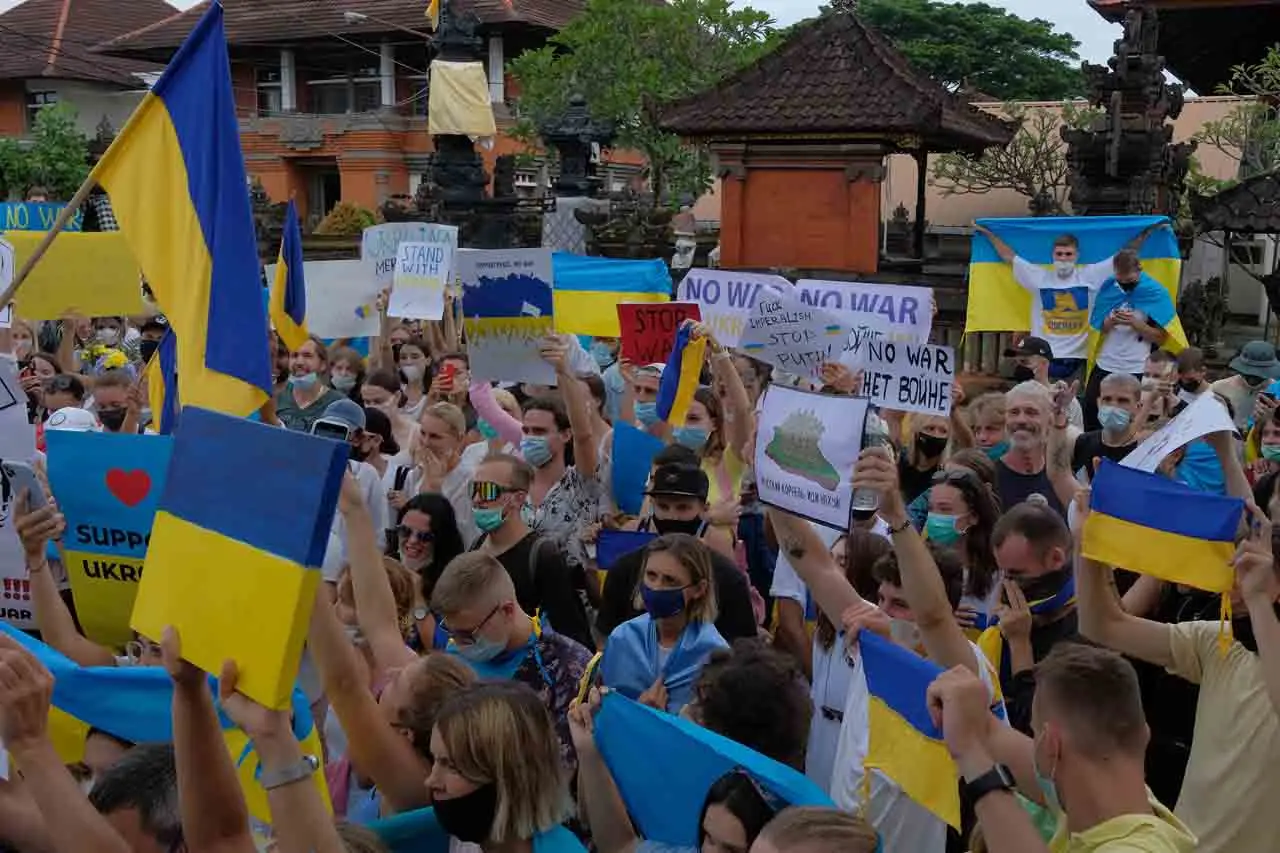 Ratusan WNA Ukraina...