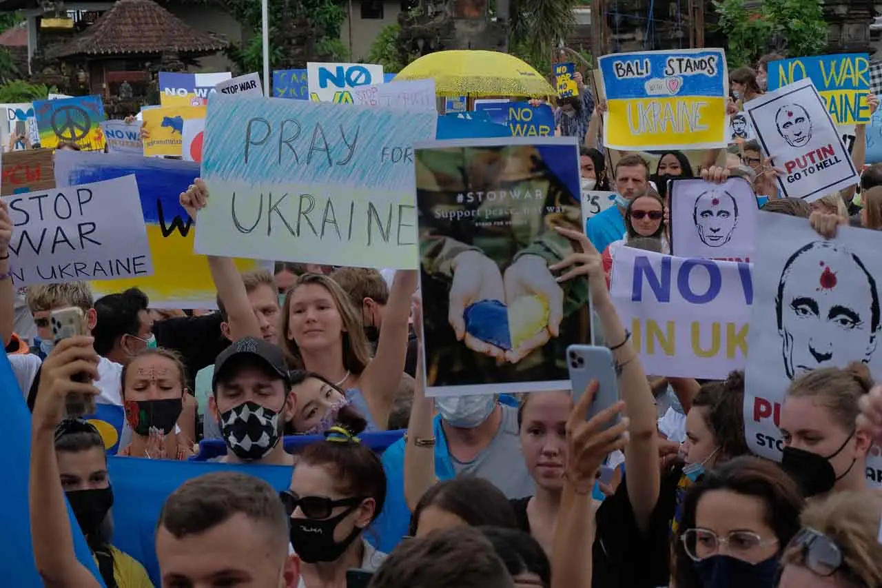 Ratusan WNA Ukraina...