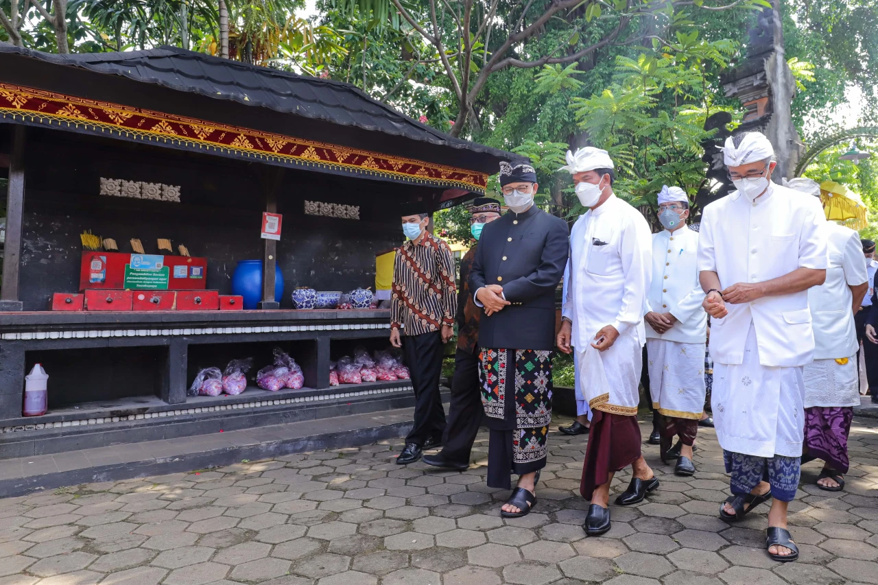 Kenakan Udeng, Anies...