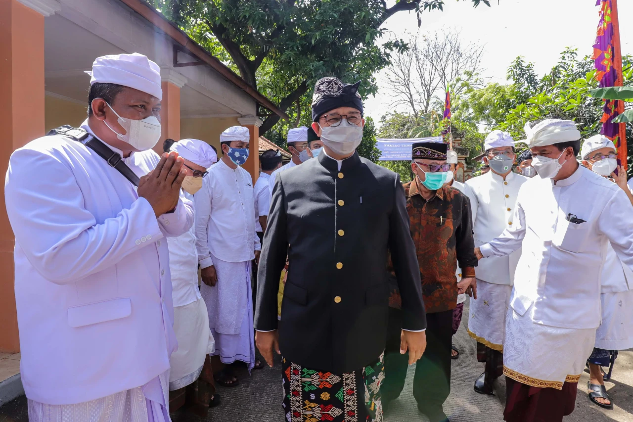 Kenakan Udeng, Anies...