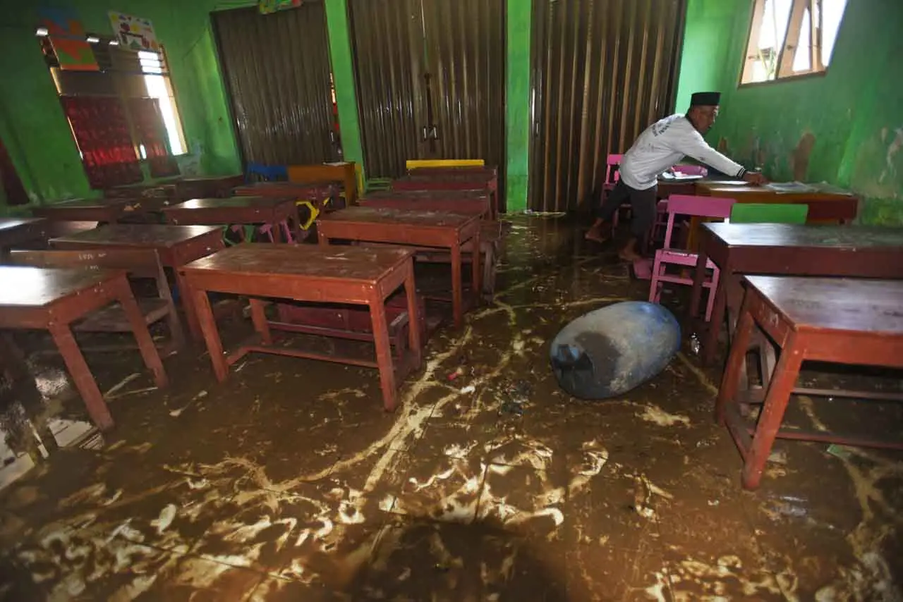 Banjir Rendam Gedung...