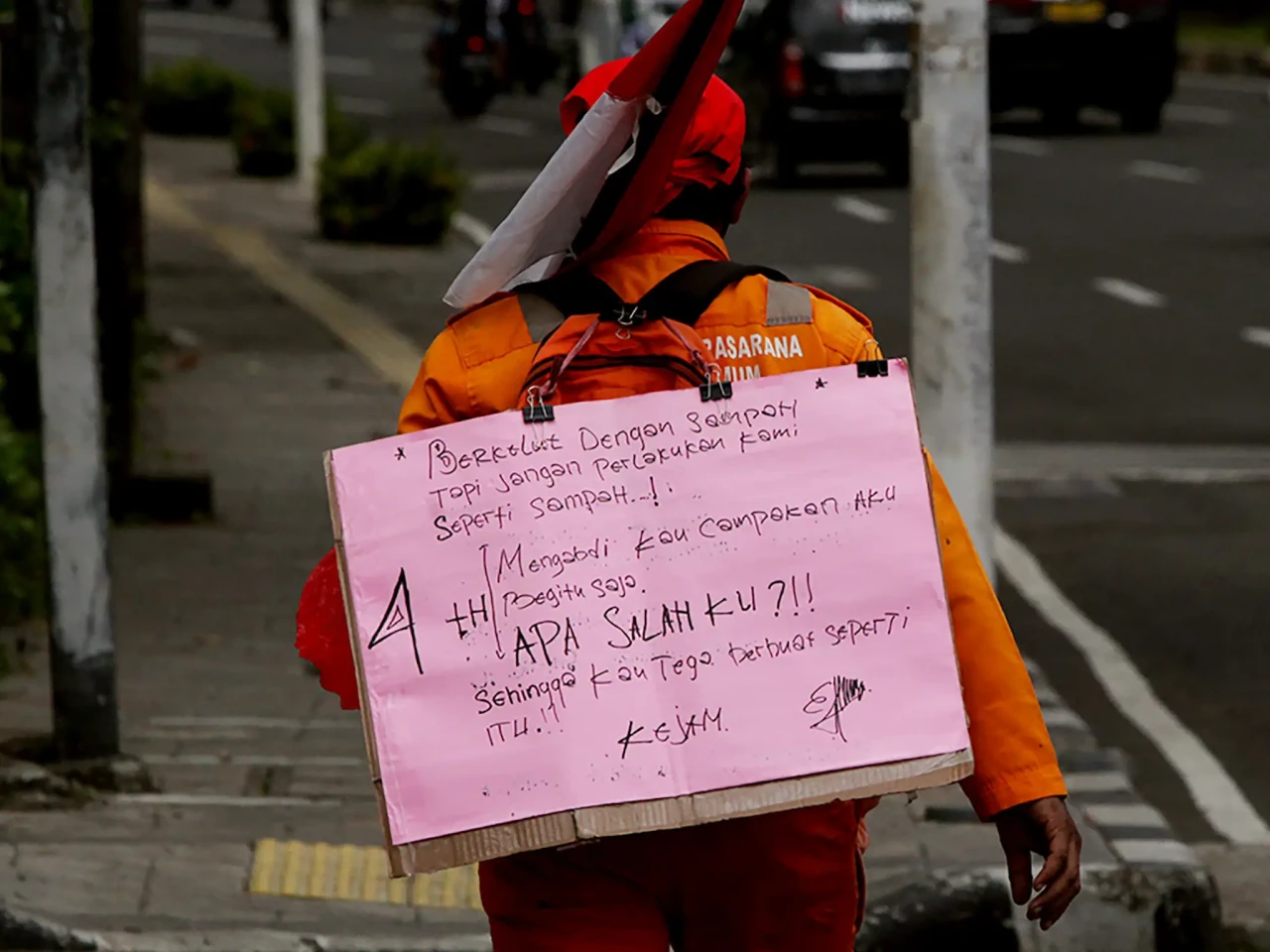 Tuntut Keadilan, Petugas...
