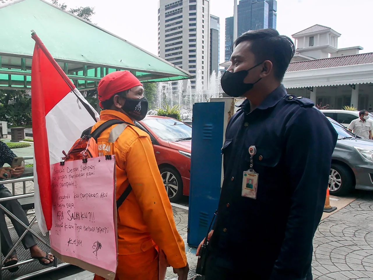Tuntut Keadilan, Petugas...