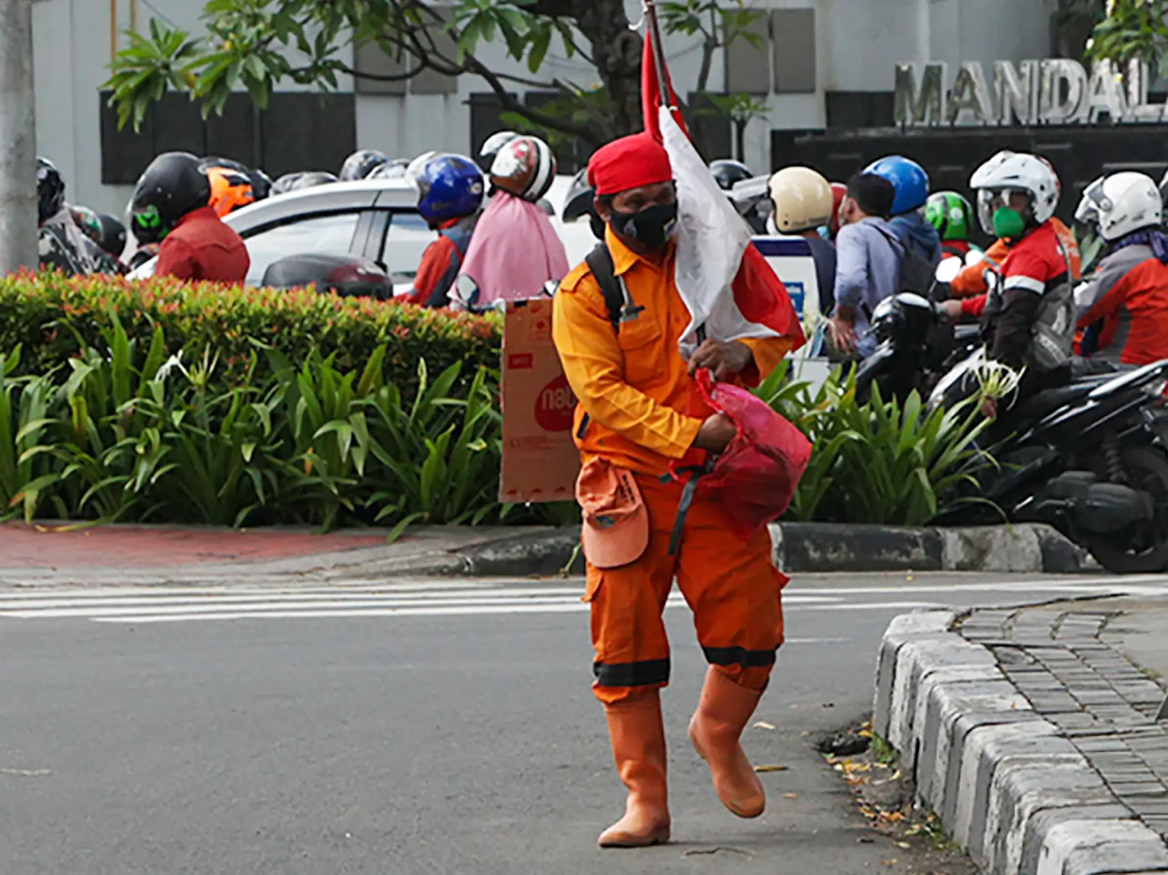 Tuntut Keadilan, Petugas...