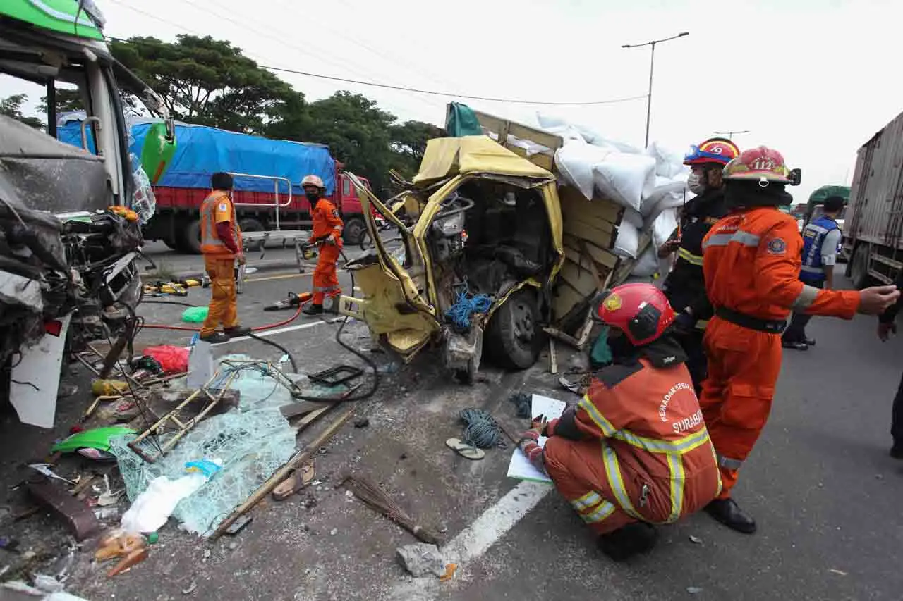 Kecelakaan Truk Vs Bus...