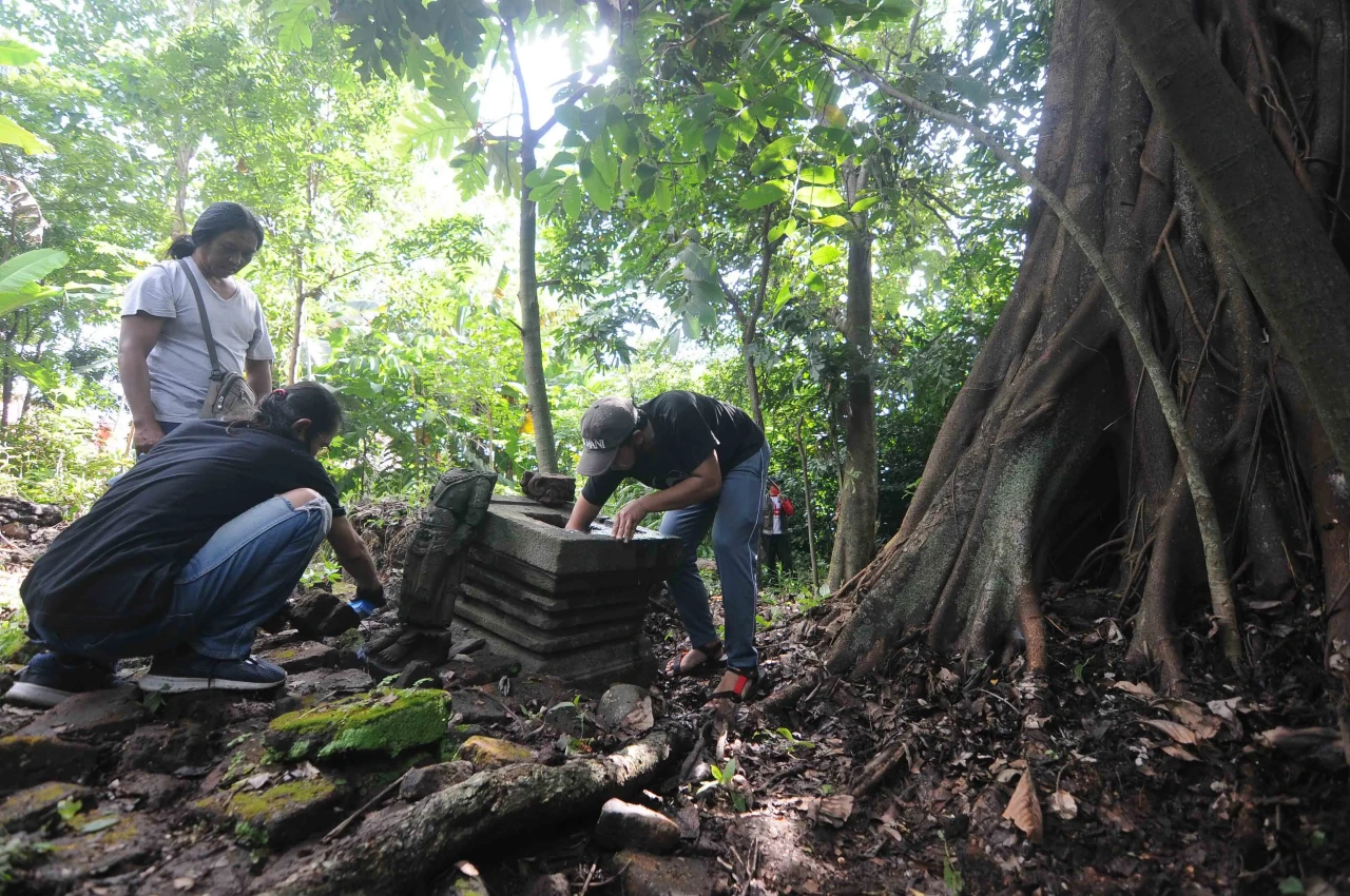 Aksi Membersihkan Benda...