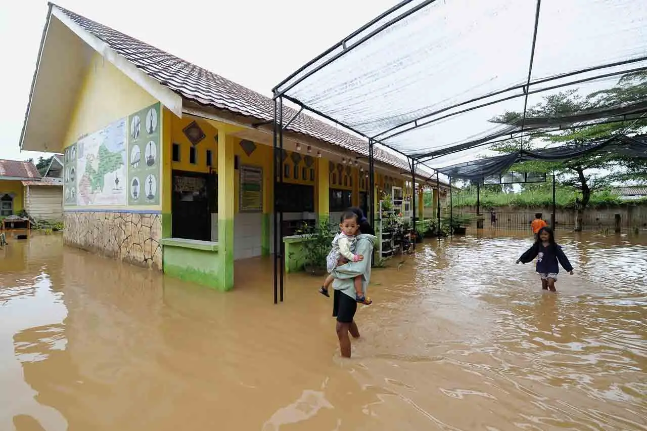Diguyur Hujan Deras,...