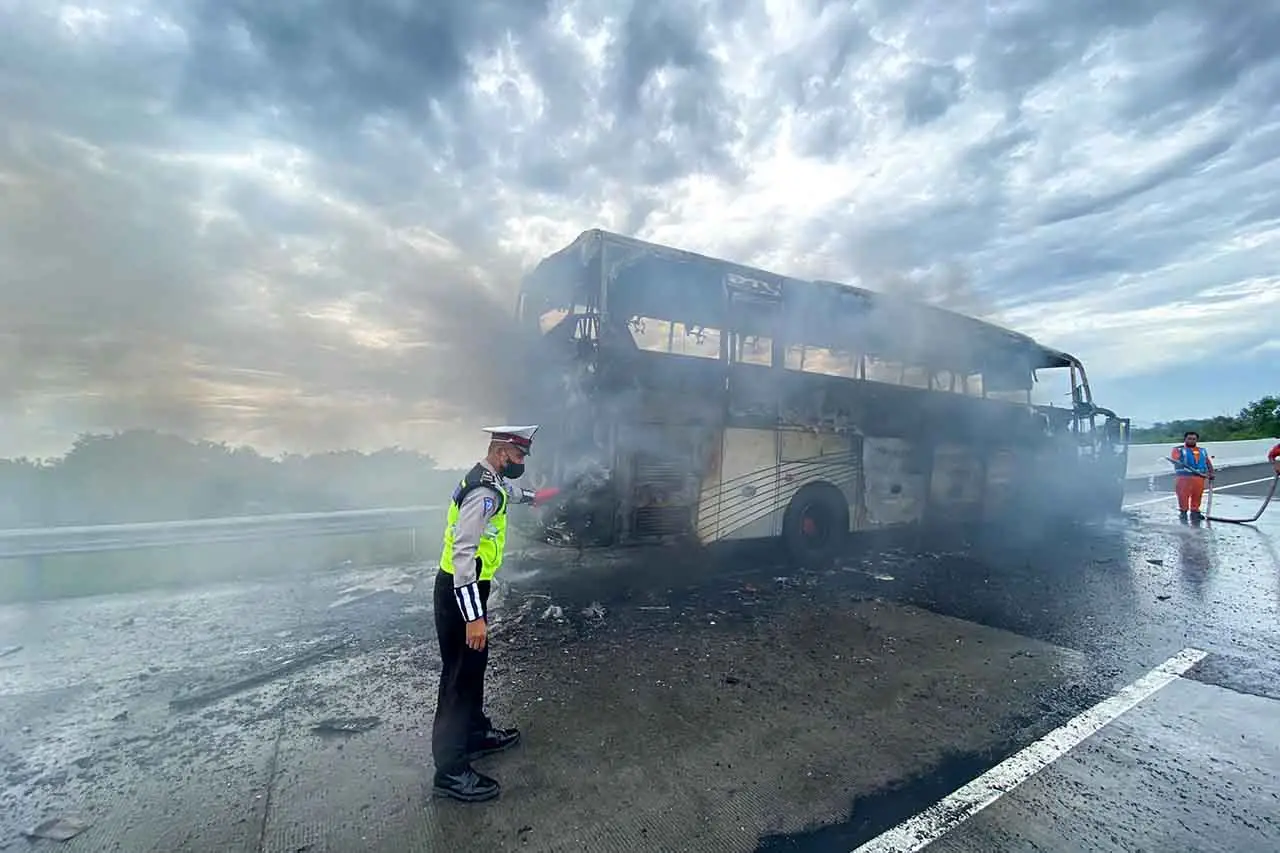 Kebakaran Bus di Tol...