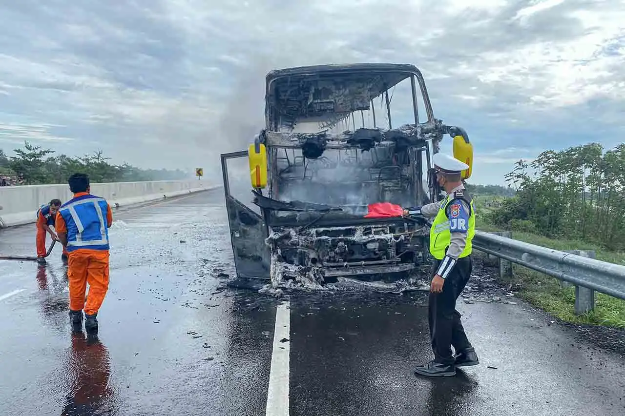 Kebakaran Bus di Tol...
