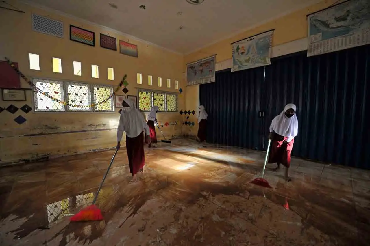 Sekolah Terdampak Banjir,...