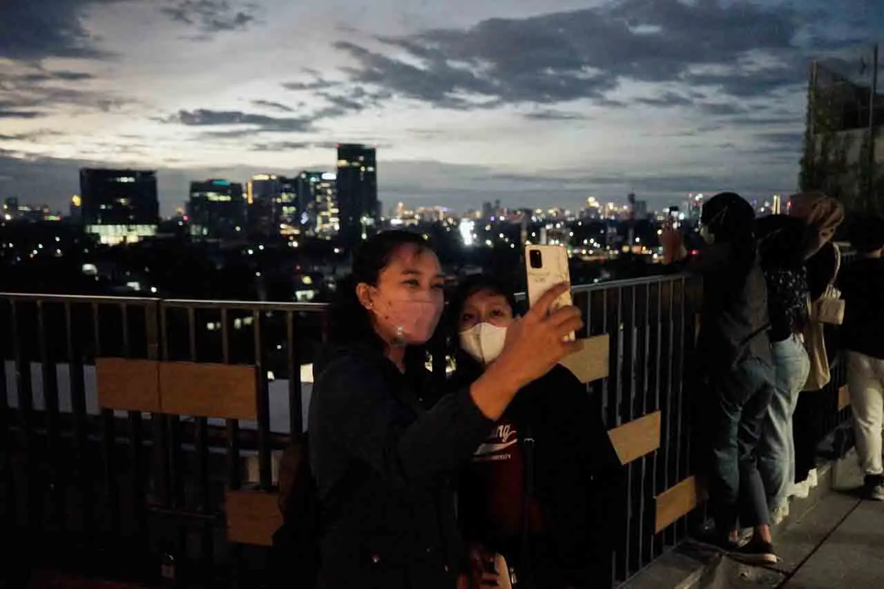 Wisata Swafoto di Sky...