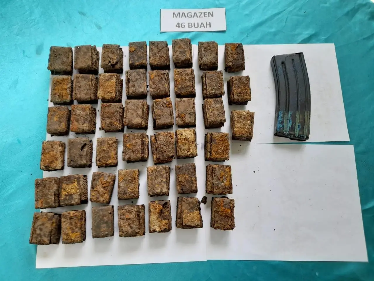 Warga Serahkan Munisi...
