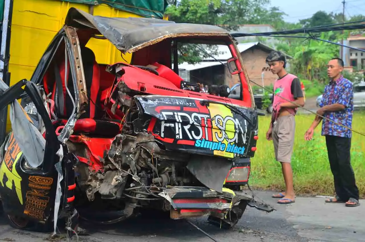 Sopir Ngantuk, Truk...