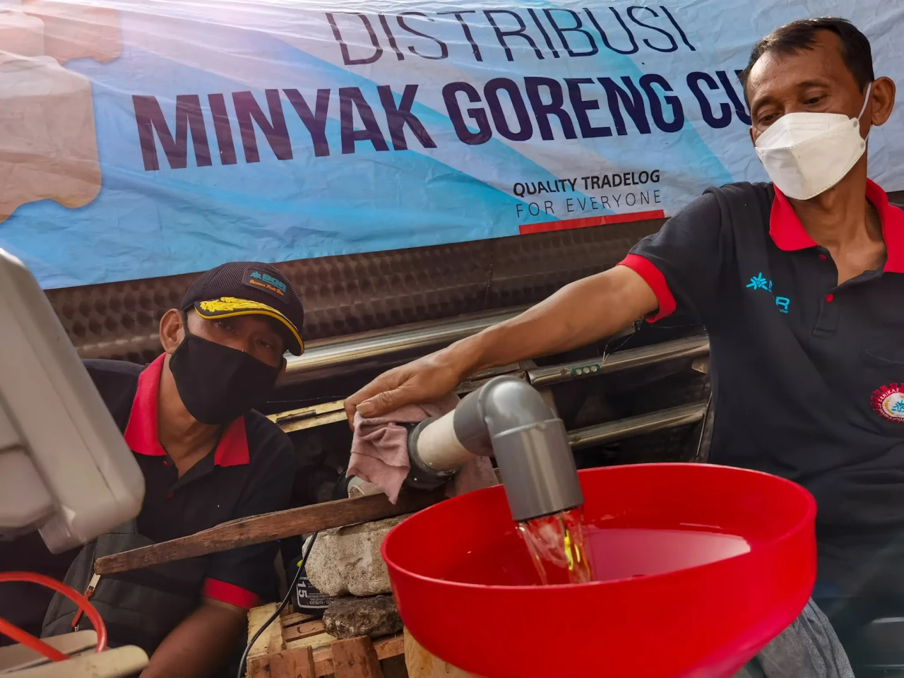 Penimbun Minyak Goreng...