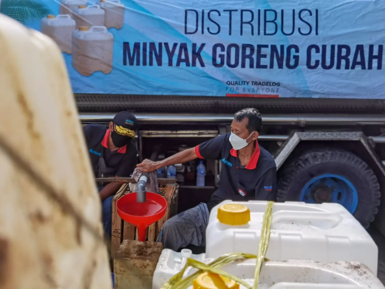 Penimbun Minyak Goreng...