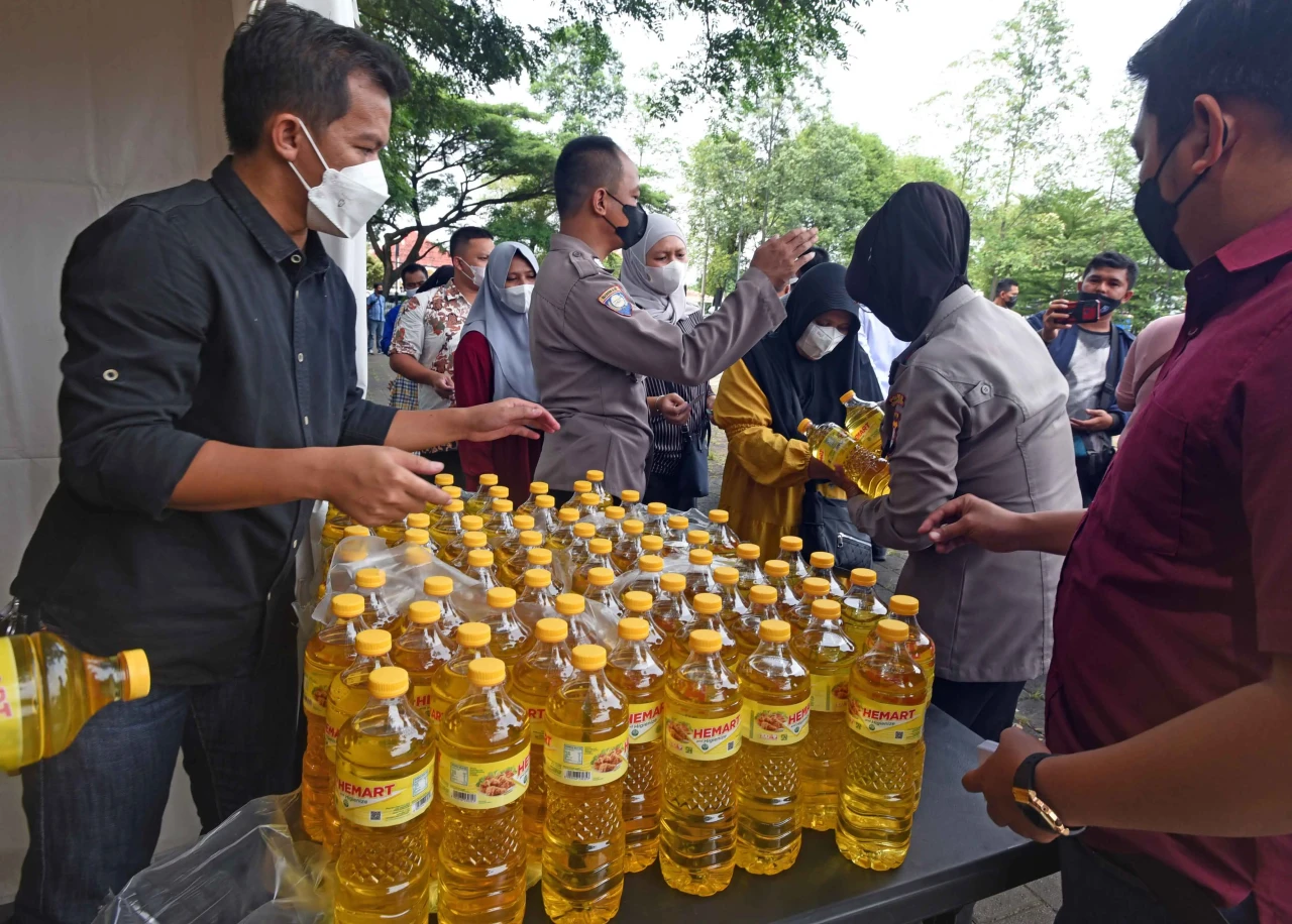 Operasi Pasar Minyak...