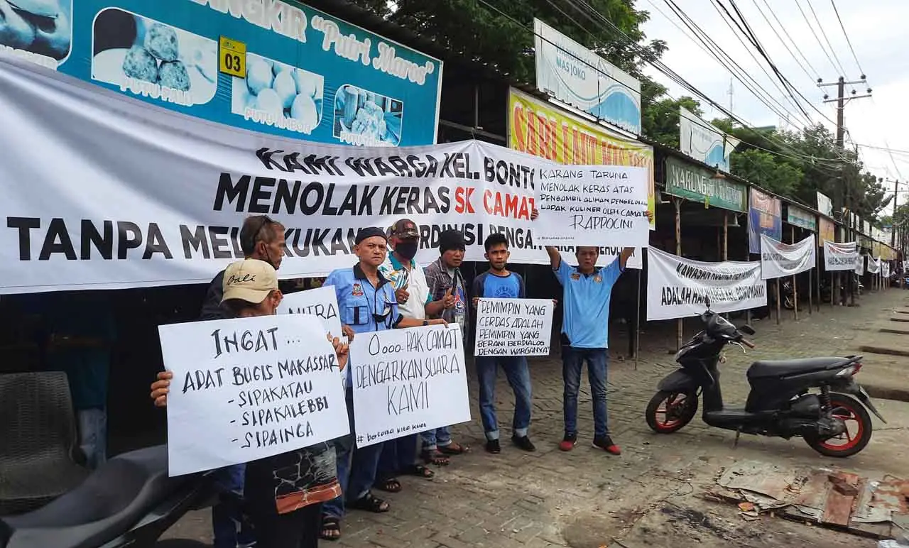 Warga Protes Pengambilalihan...