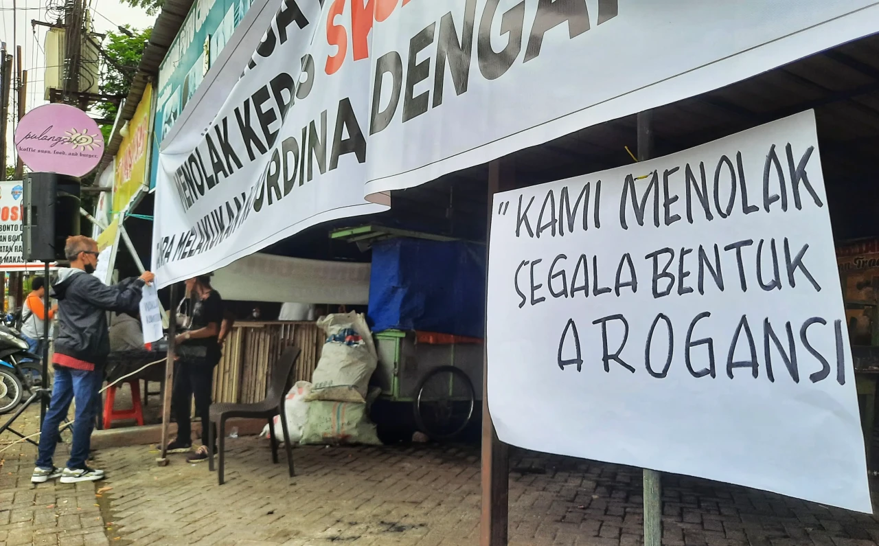 Warga Protes Pengambilalihan...