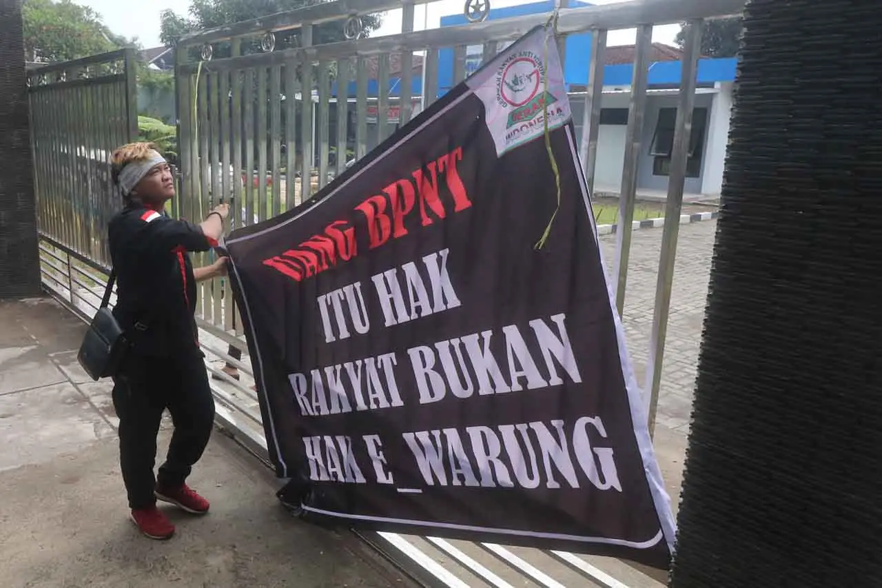 Aksi Tuntut E-Warong...