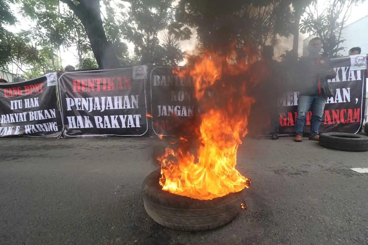 Aksi Tuntut E-Warong...