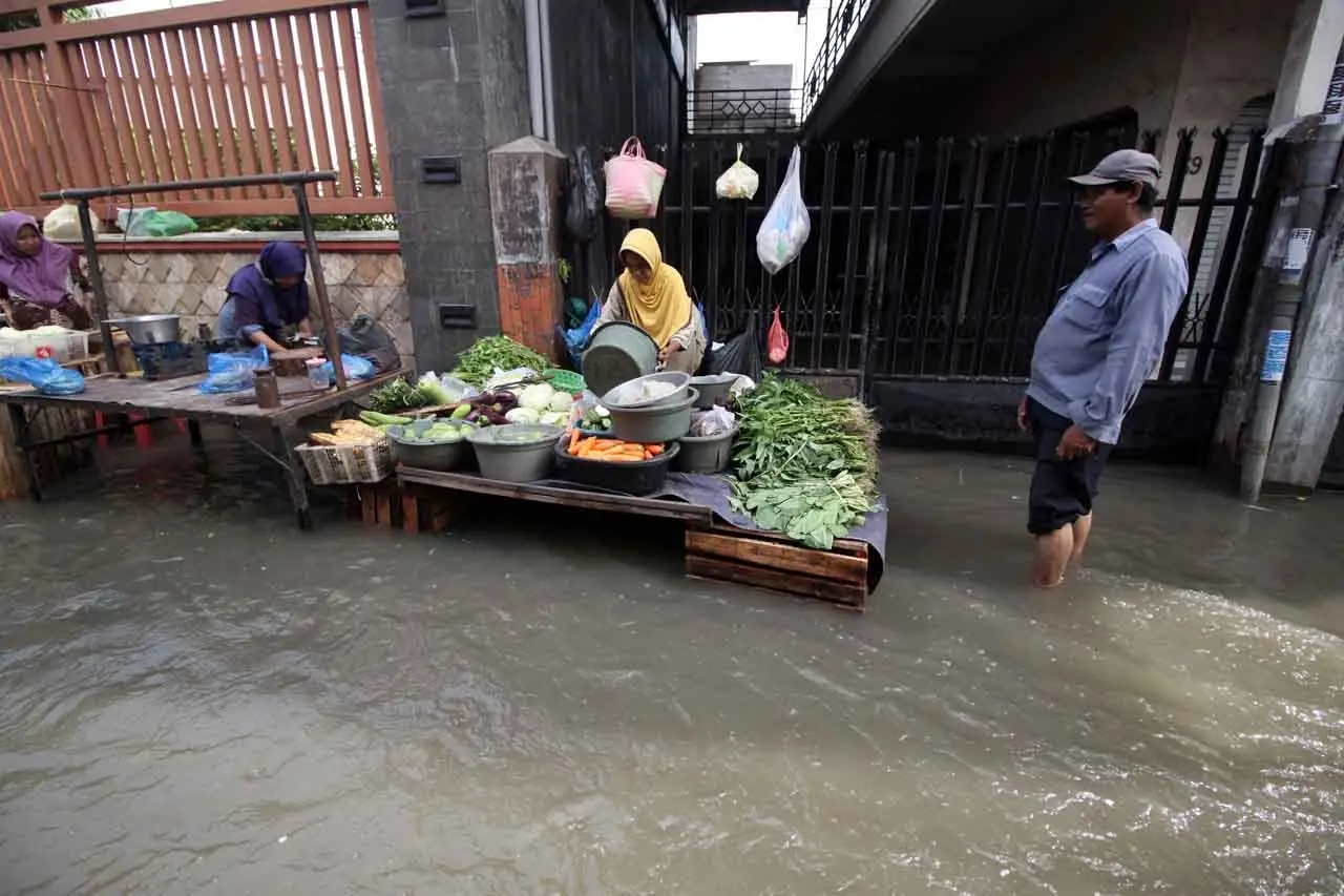 Banjir Rendam Jalan...