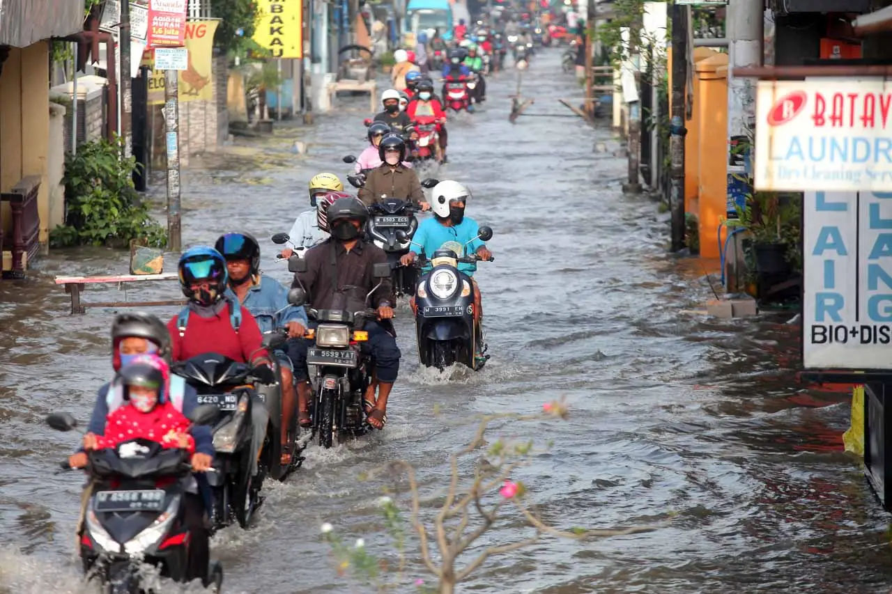 Banjir Rendam Jalan...