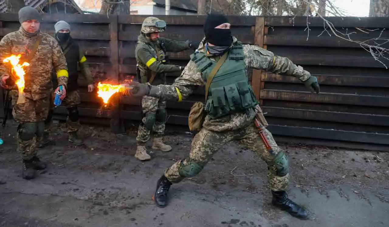 Konvoi Tank Rusia Dekati...