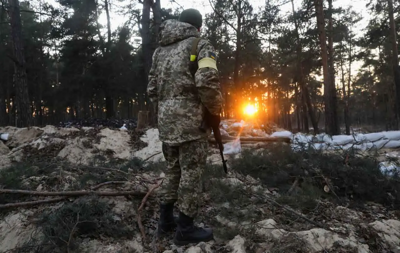 Konvoi Tank Rusia Dekati...