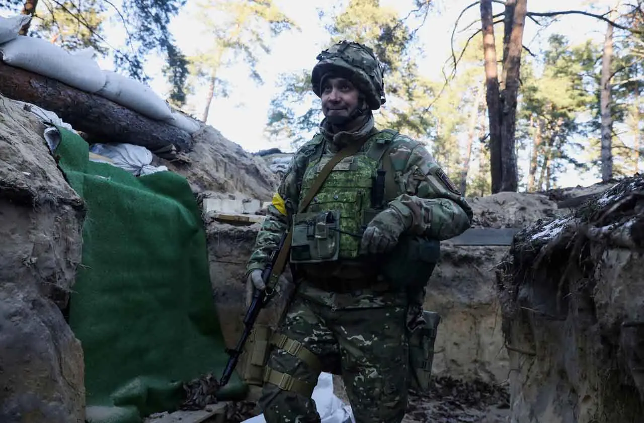 Konvoi Tank Rusia Dekati...