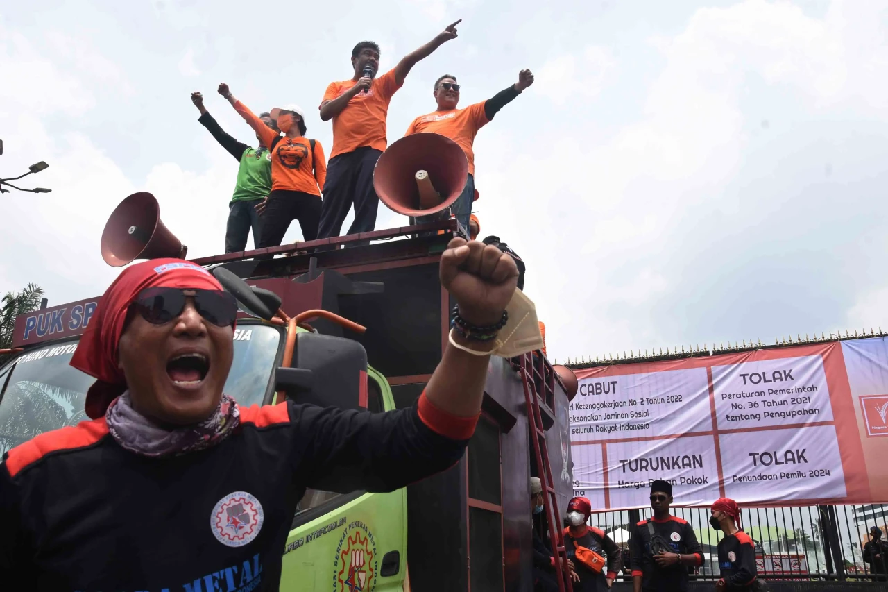Aksi Buruh Tolak Penundaan...