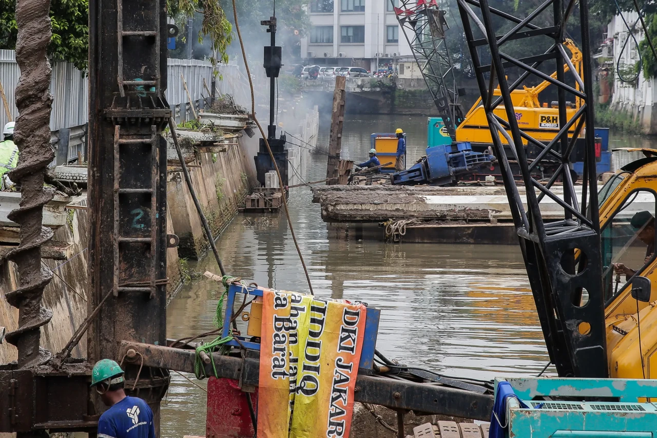 Pemasangan Turap Kali...