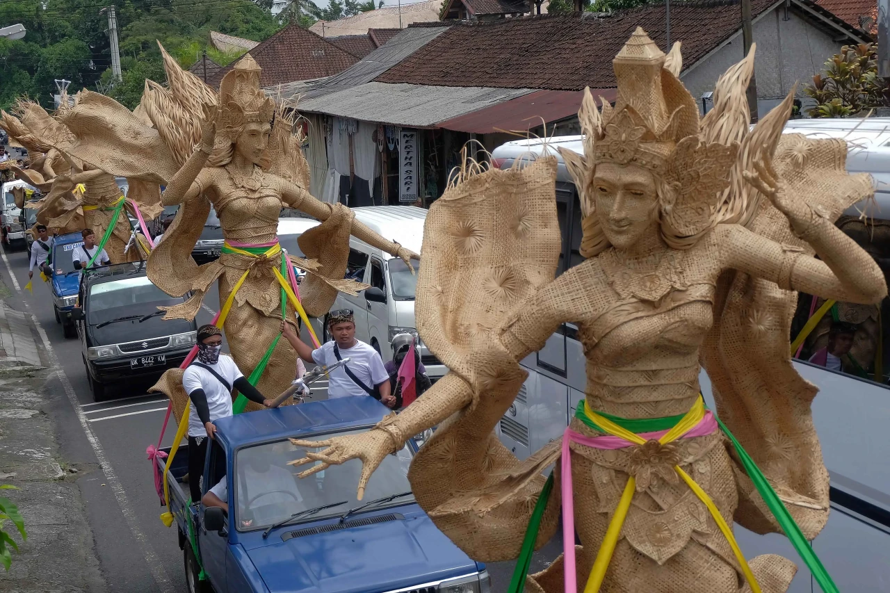 Pawai Patung Anyaman...