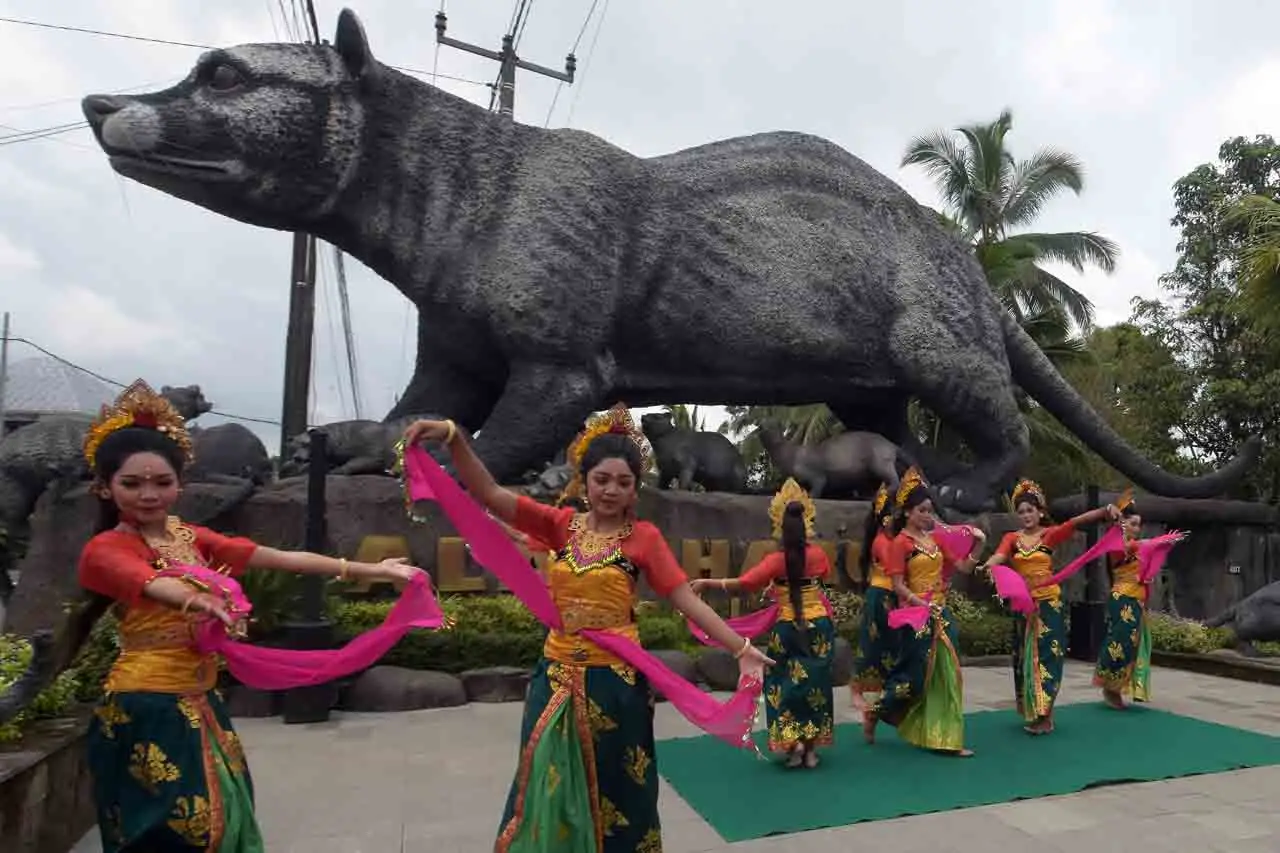 Pawai Patung Anyaman...