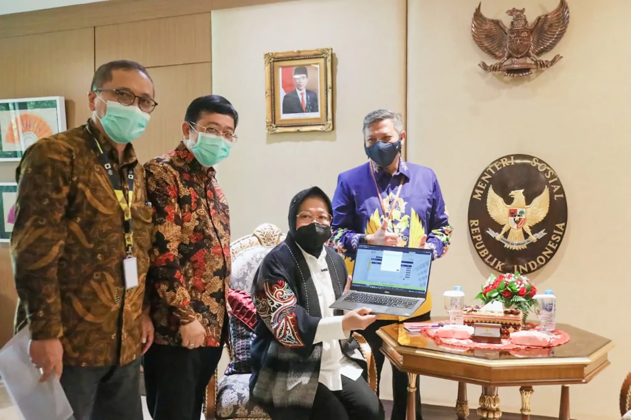 Mensos Risma Ajak Masyarakat...