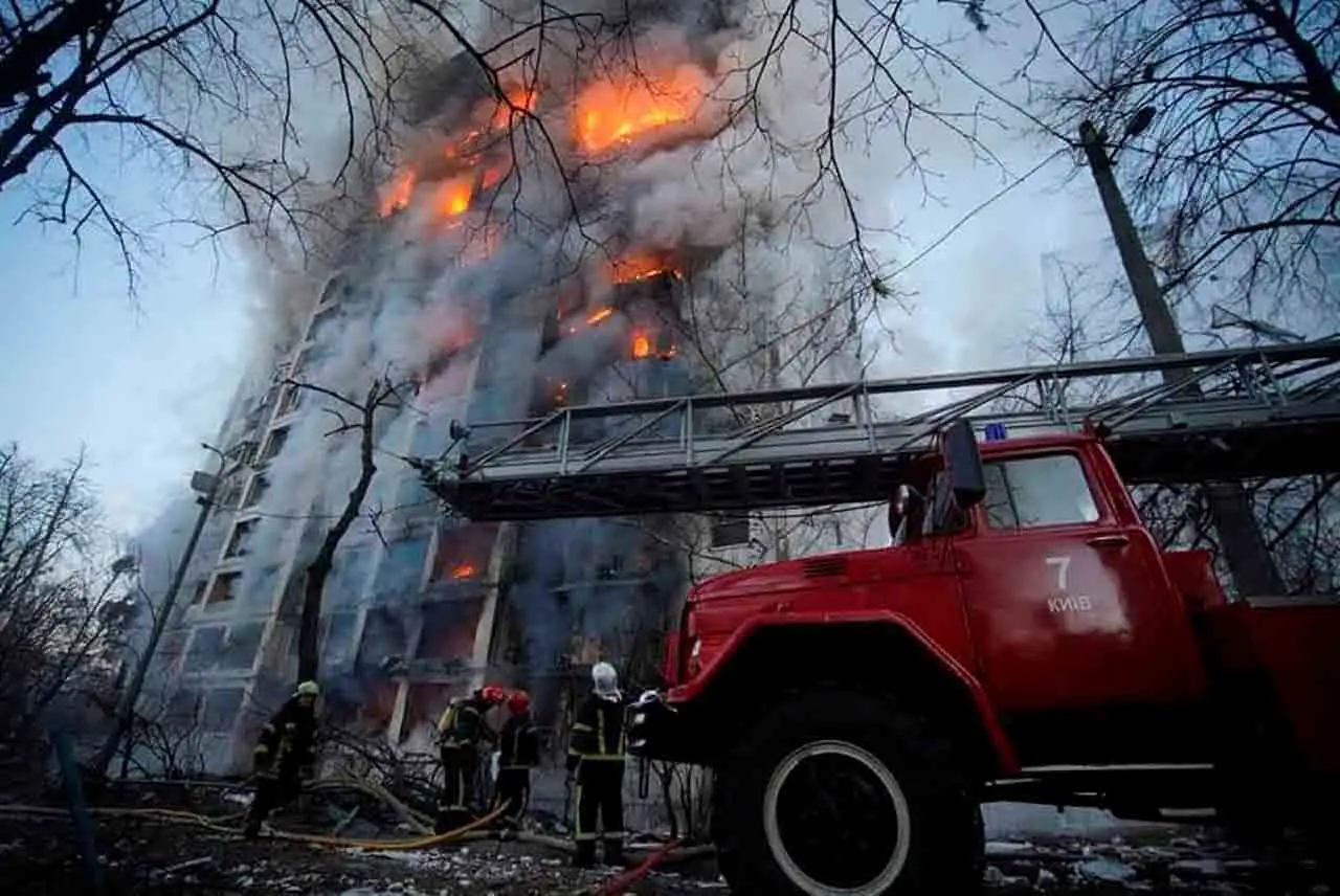 Kiev Membara, Gedung...