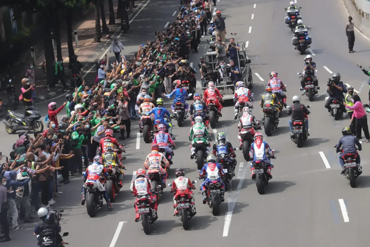 Disambut Warga dan Diiringi...