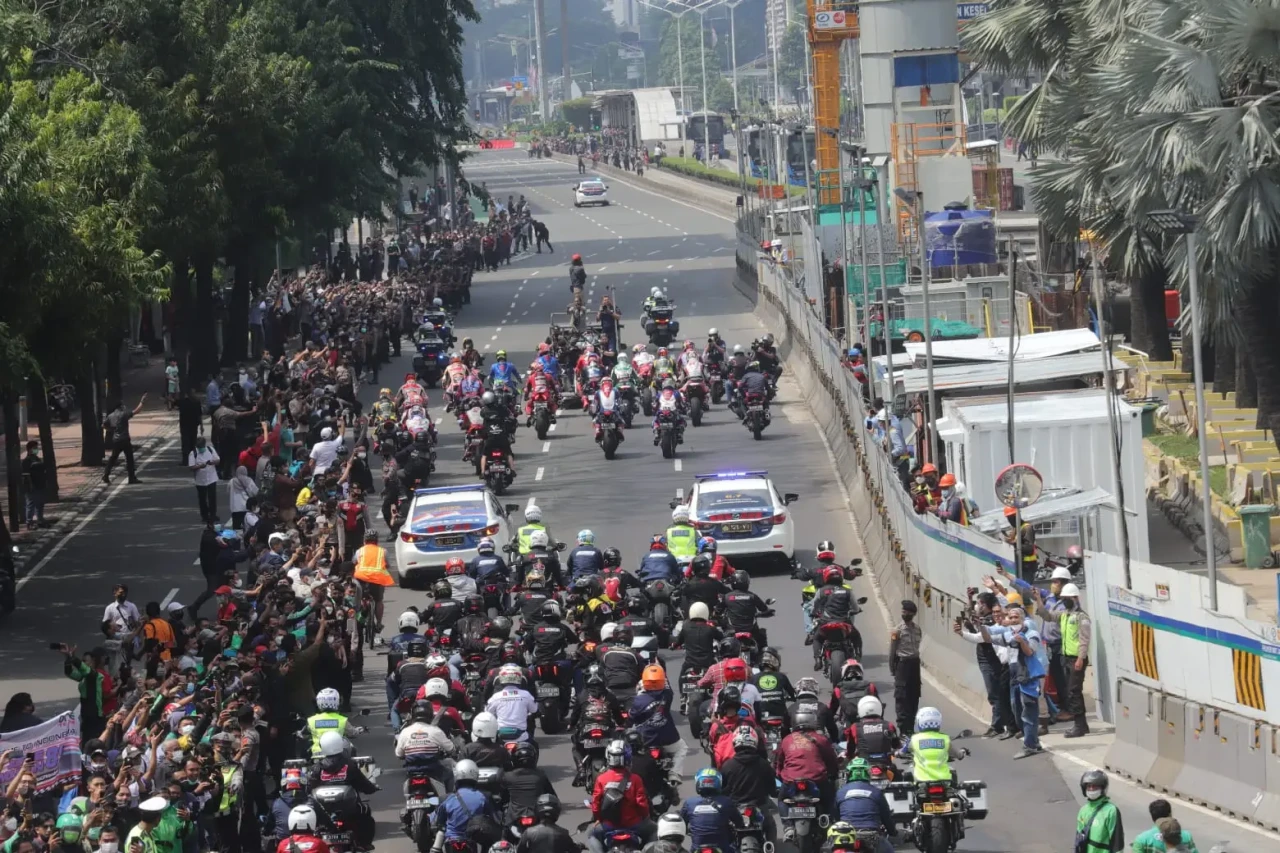 Disambut Warga dan Diiringi...