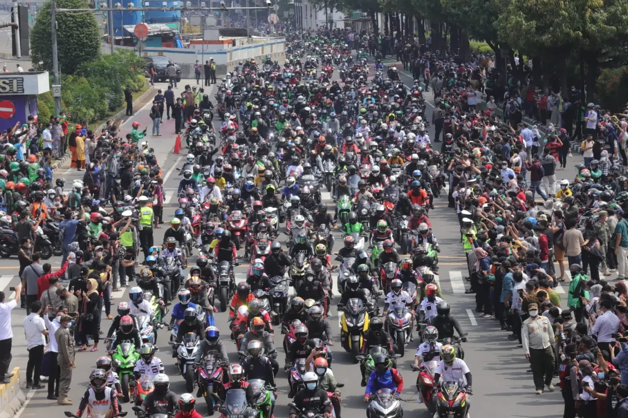 Disambut Warga dan Diiringi...